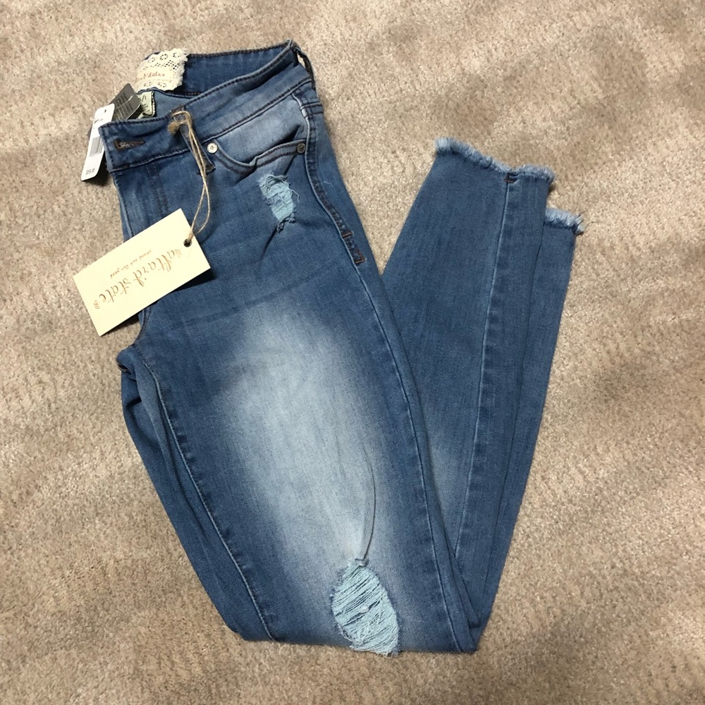 NWT Distressed Jeggings